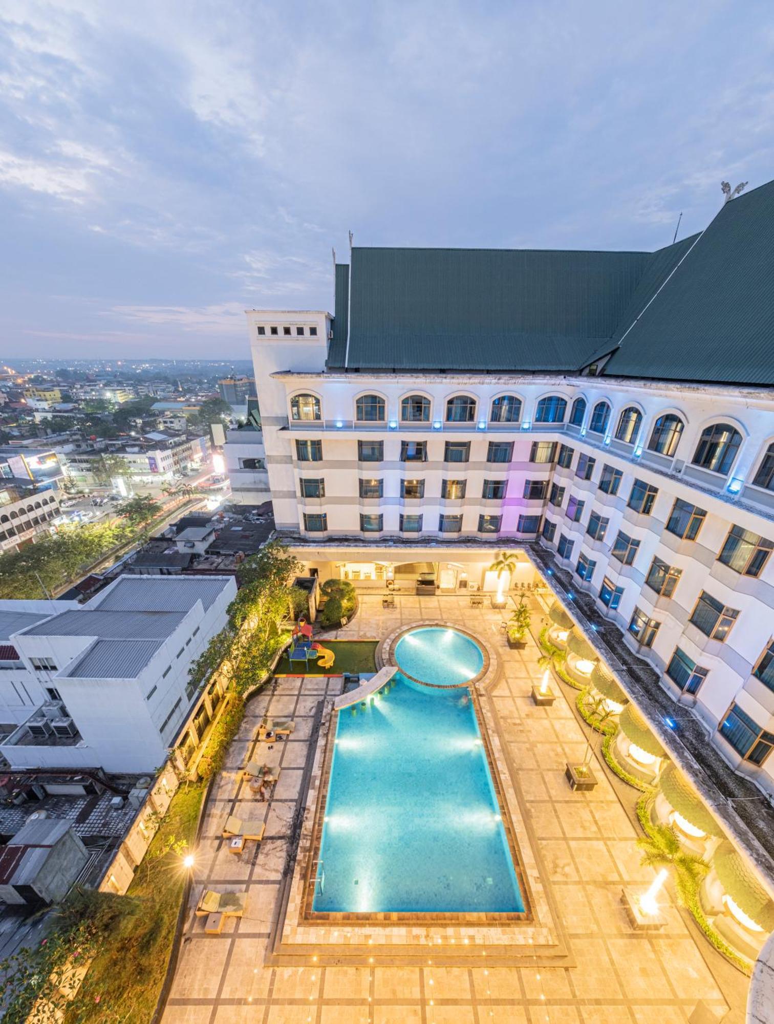 Grand Jatra Hotel Pekanbaru Exterior photo